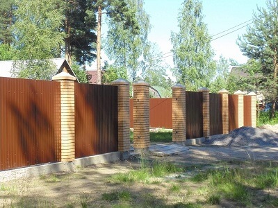 Монтаж забора из металлопрофия в Воложине