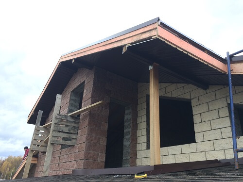 Подшивка свесов крыши в Воложине