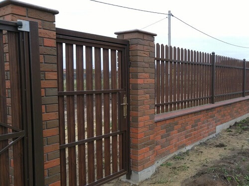 Установка забора из металлоштакетника в Воложине